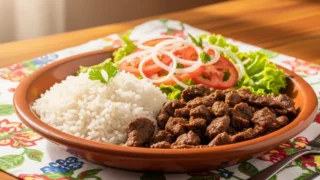Prato completo com arroz, carne e salada