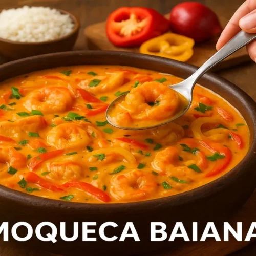 Moqueca Baiana tradicional servida em panela de barro com peixe, dendê e leite de coco.