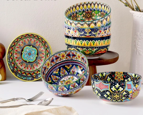 Conjunto de 6 tigelas de cerâmica coloridas em estilo boêmio empilhadas sobre mesa branca.