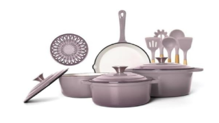 Conjunto de panelas de ferro fundido esmaltado na cor lilás lavanda, composto por 10 peças incluindo caçarolas, frigideira e utensílios de silicone com cabo de madeira.